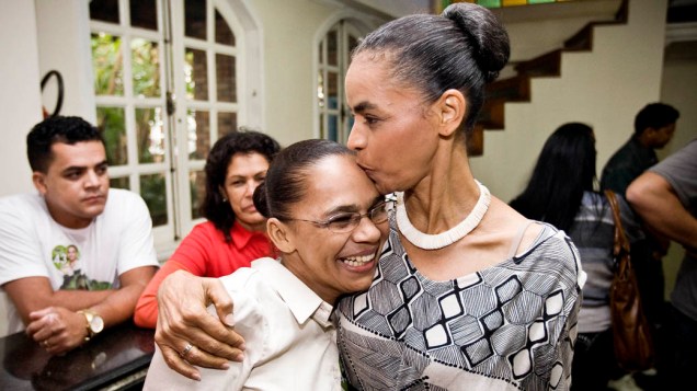 A candidata à Presidência, Marina Silva, ao lado de sua irmã, Maria Lúcia, antes de seguir para votar na seção 43 do Incra, na cidade de Rio Branco. 03/10/2010