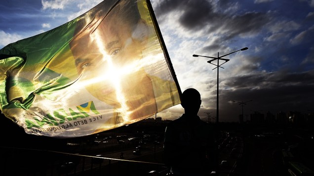 Bandeira da candidata à Presidência da República pelo PSB, Marina Silva, é segurada por homem em Florianópolis (SC)