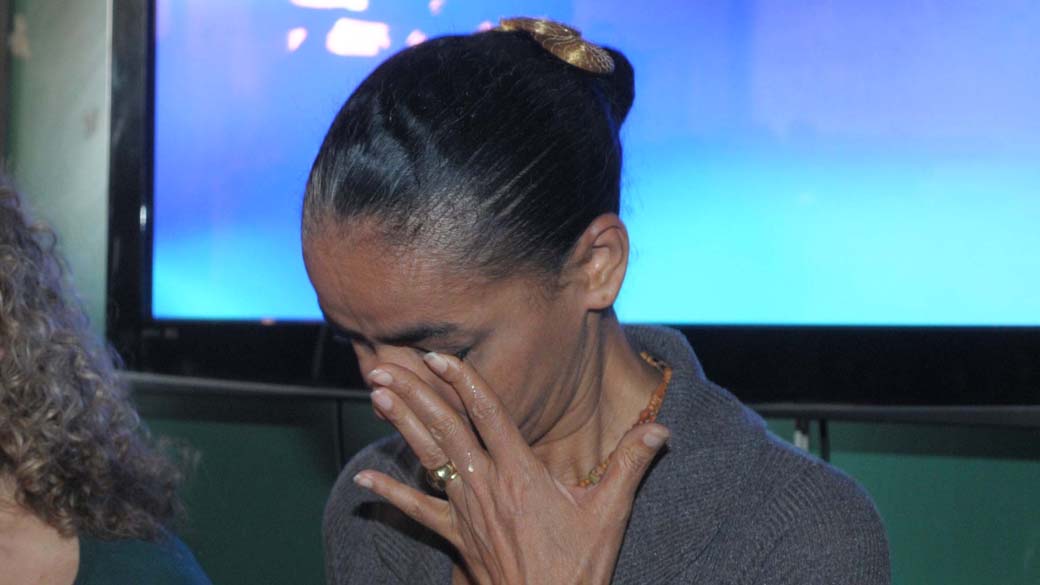 Marina Silva se emociona durante visita à comunidade do Coque em Recife (PE), dia 31 de julho