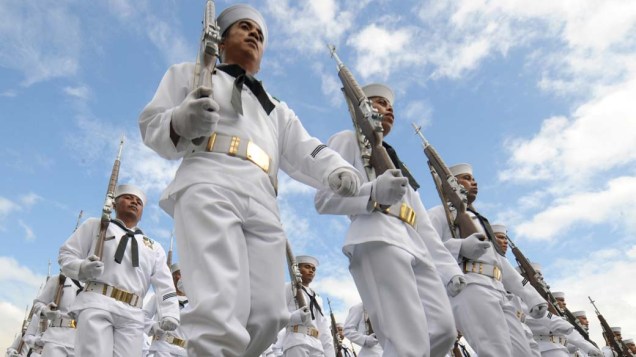 Oficiais da marinha marcham durante o 76º aniversário das Forças Armadas em Manila, Filipinas