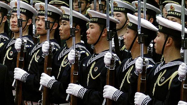 Membros da Marinha chinesa durante uma cerimônia militar em Beijing