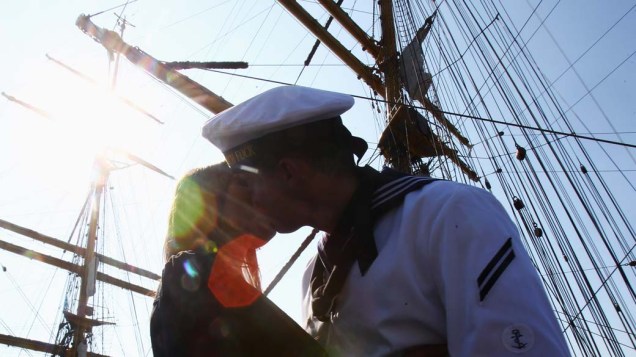 Marinheiro alemão beija sua esposa ao desembarcar no porto de Kiel, Alemanha