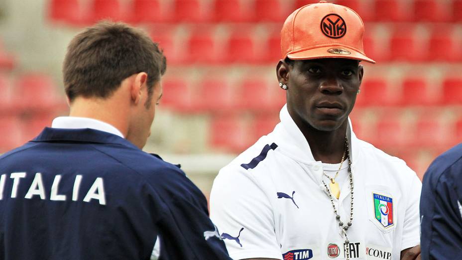 O italiano Mario Balotelli, em Praga, durante  treinamento para jogo contra a República Checa