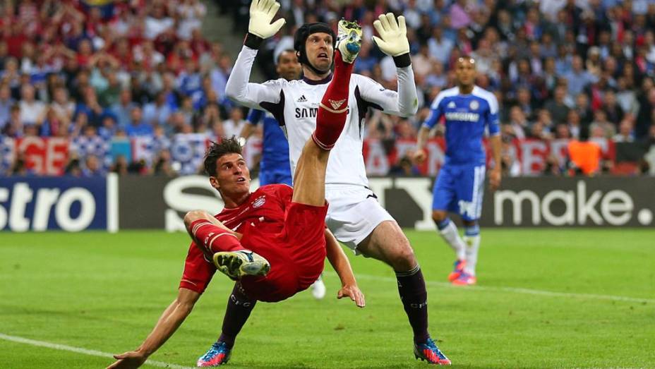 Mario Gómez, com uniforme vermelho, e o goleiro Petr Cech