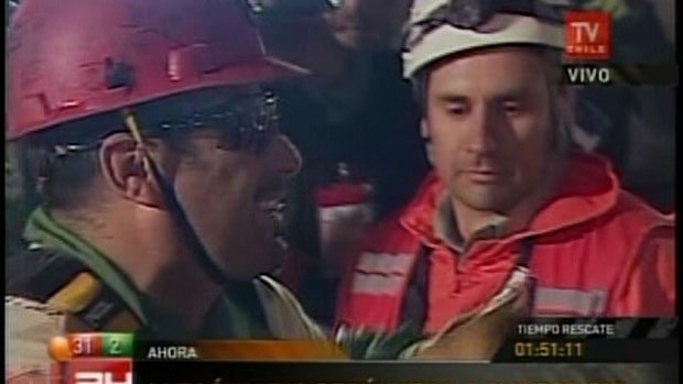 O mineiro Mario Sepúlveda (à esquerda), no momento em que chegou à superfície