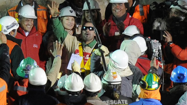 O mineiro Mario Sepúlveda, segundo a ser retirado da mina, chega comemorando