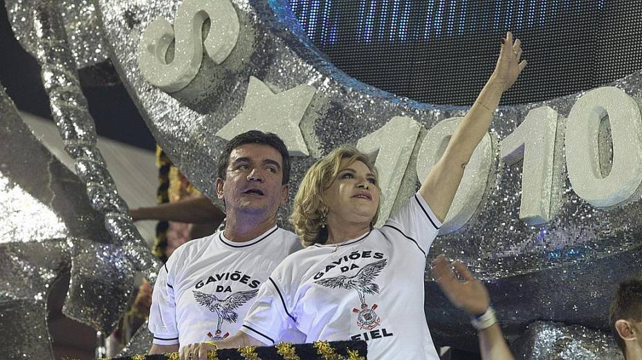 O ex-presidente do Corinthians, Andrés Sanchez, e a mulher do ex-presidente Lula, Marisa, foram destaque da Gaviões da Fiel em desfile do Carnaval de SP