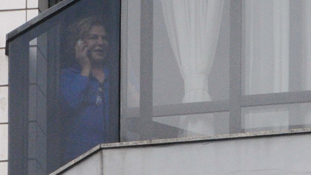 Marisa Letícia, mulher de Lula, aparece na janela do apartamento do casal, em São Bernardo do Campo