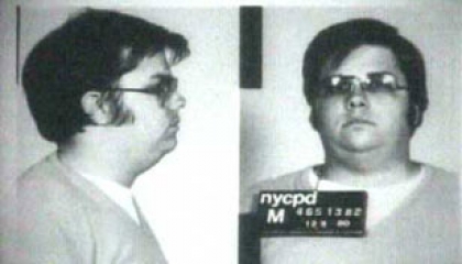 Mark David Chapman, acima, logo após o assassinato do ex-beatle John Lennon, e abaixo, em foto atual