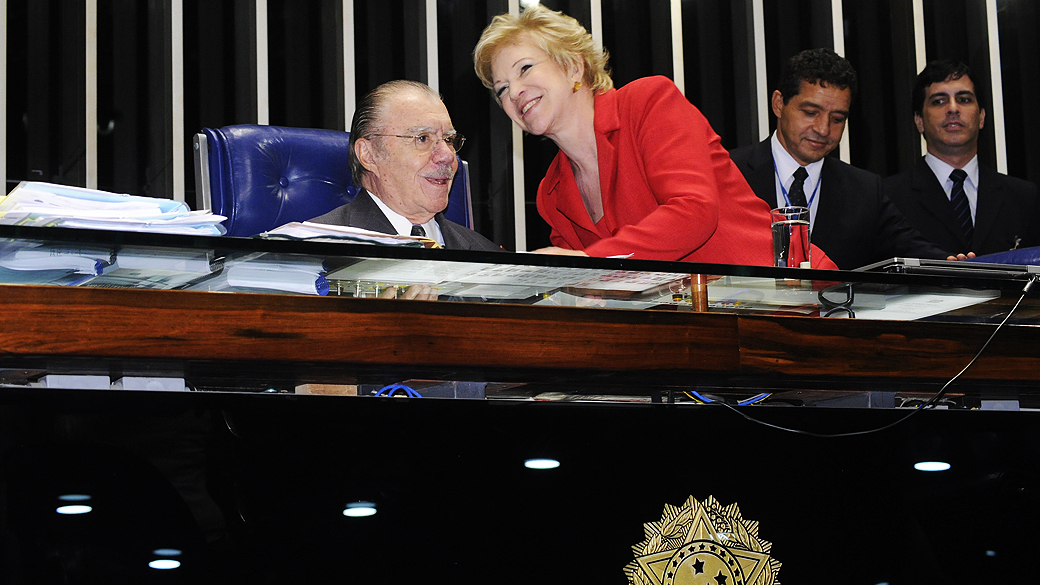 A senadora Marta Suplicy que assumirá o Ministério da Cultura, se despede do presidente do Senado, José Sarney