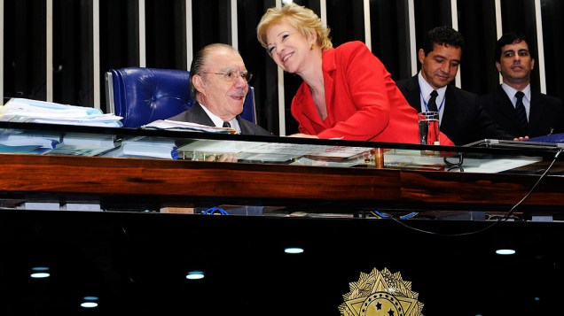 A senadora Marta Suplicy que assumirá o Ministério da Cultura, se despede do presidente do Senado, José Sarney durante sessão do Senado, em Brasília