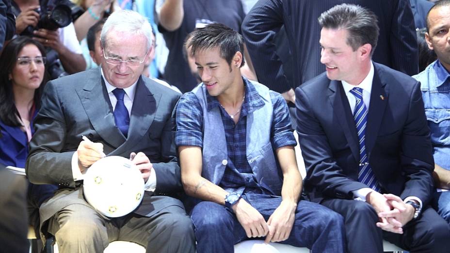 Com a bola cheia - Martin Winterkorn, presidente do Grupo Volkswagen, ao lado de Neymar e do presidente da VW do Brasil, Thomas Schmall