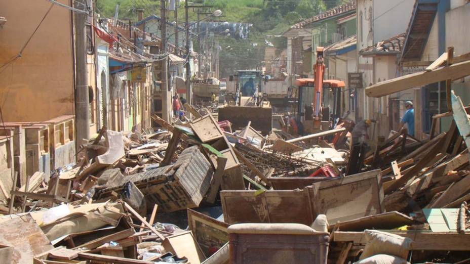 Mas toneladas de entulho tiveram que ser removidas quando a água do rio baixou