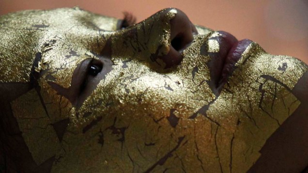 Cliente durante tratamento facial com folhas de ouro 24K que diz-se deixar a pele mais branca em Hanói, Vietnã