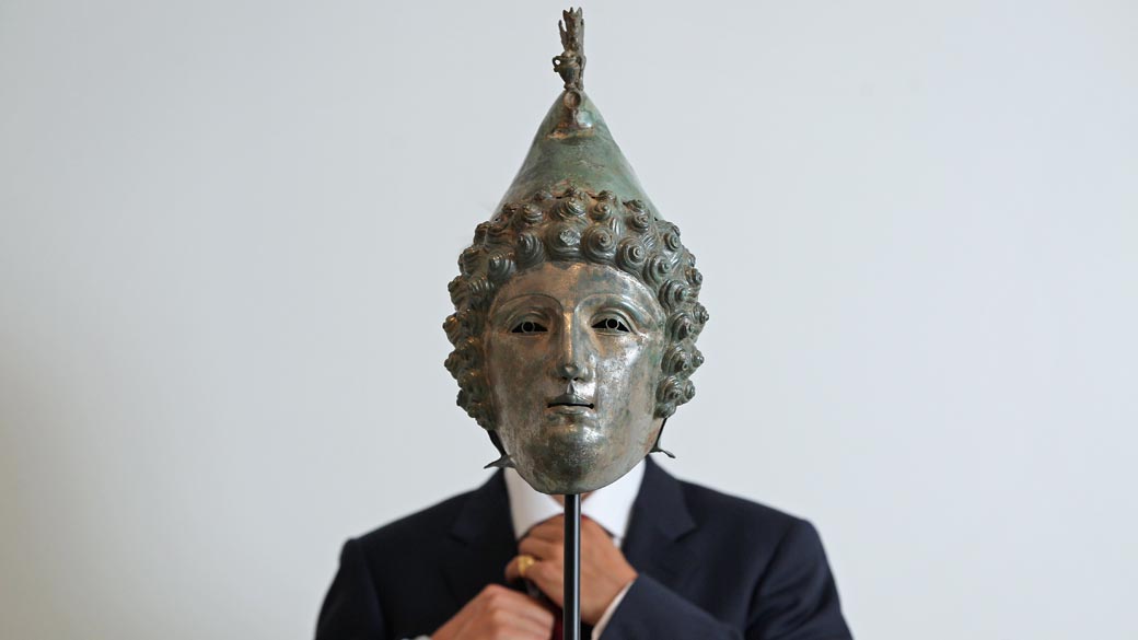 Um capacete de bronze com cerca de 2.000 anos, atribuído à vestimenta de soldados romanos, é exibido na casa de leilões Christie´s em Londres