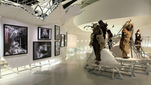 Exposição no Musée du Quai Branly-Gautier Deblonde de Paris que apresenta exposição dedicada aos mestres da desordem
