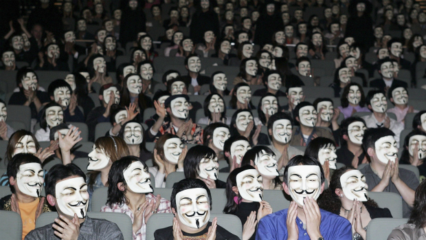 Première do filme V de Vingança no Japão, em 2006. Desde 2008, os membros do grupo Anonymous escondem identidade sob máscara do personagem Guy Fawkes