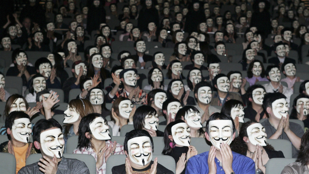 Première do filme V de Vingança no Japão, em 2006. Desde 2008, os membros do grupo Anonymous escondem identidade sob máscara do personagem Guy Fawkes 