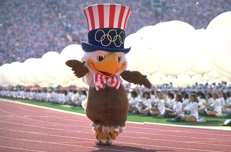 A águia Sam participa da cerimônia de abertura dos Jogos Olímpicos de Los Angeles, nos Estados Unidos, em 1984.