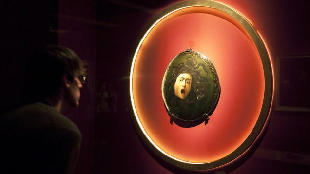 Um visitante observa a exposição de Caravaggio no Masp em São Paulo