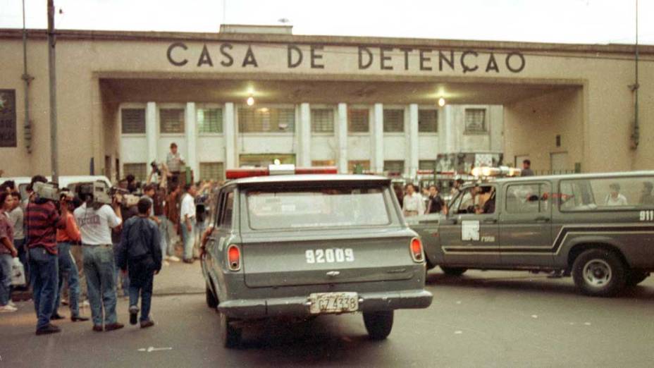 Movimentação policial em frente à Casa de Detenção do Carandiru, na zona norte de São Paulo, durante rebelião de presos, em 02/10/1992