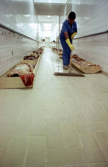 Corpos de parte das vítimas do massacre do Carandiru no Instituto Médico Legal (IML), em 04/10/1992