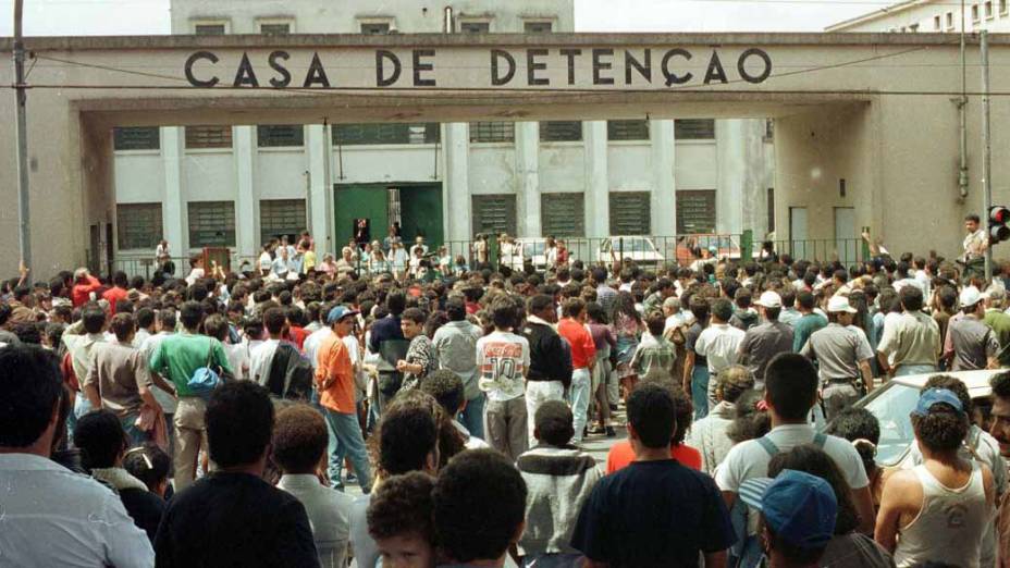 Movimentação policial em frente à Casa de Detenção do Carandiru, na zona norte de São Paulo, durante rebelião de presos, em 02/10/1992