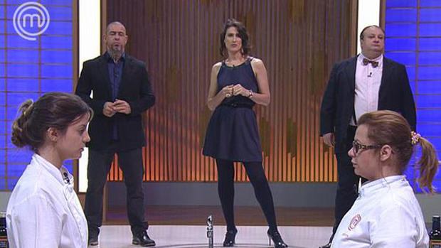Na frente as finalistas Elisa e Helena e, no fundo, os chefs Henrique Fogaça, Paola Carosella e Erick Jacquin, do 'MasterChef'