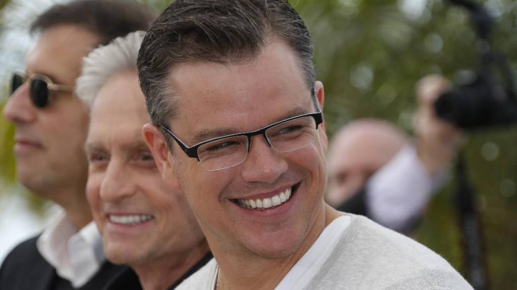 Matt Damon (com Michael Douglas ao fundo) em Cannes, antes da exibição para a imprensa de 'Behind the Candelabra'