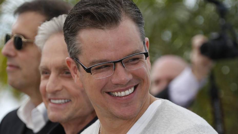 Matt Damon (com Michael Douglas ao fundo) em Cannes, antes da exibição para a imprensa de Behind the Candelabra