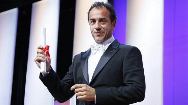 O diretor italiano Matteo Garrone recebe o prêmio por Reality