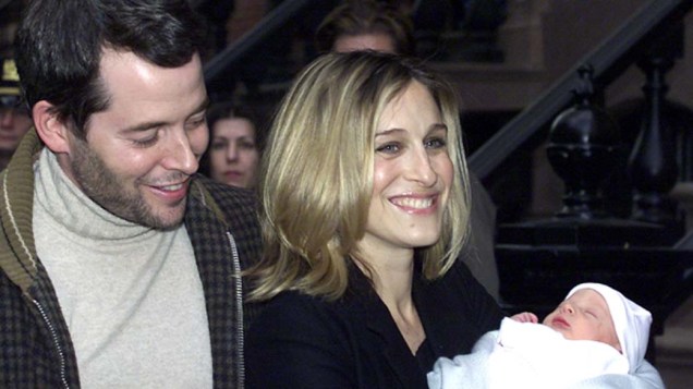 Matthew Broderick e sua esposa Sarah Jessica Parker e o bebê recém nascido do casal deixando o hospital, de Nova York, em 2002