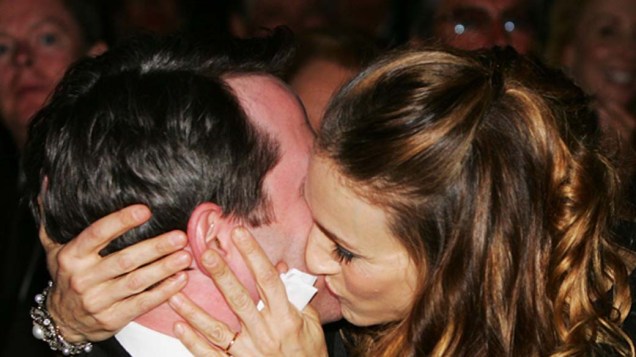 O casal Sarah Jessica Parker e Matthew Broderick se beijam depois de sua esposa o homenagiar em 2006, nos Estados Unidos