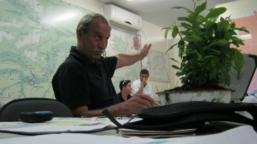 Mauro Spósito, delegado há 42 anos e ex-superintendente da Polícia Federal no Amazonas, discorre sobre os problemas na fronteira com uma muda de folhas de coca sobre a mesa