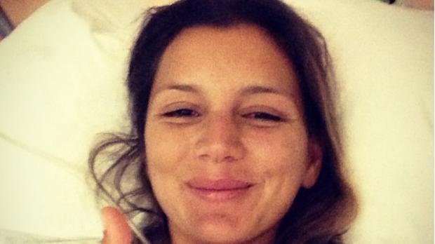 Maya Gabeira, no hospital em Portugal, após queda de onda gigante