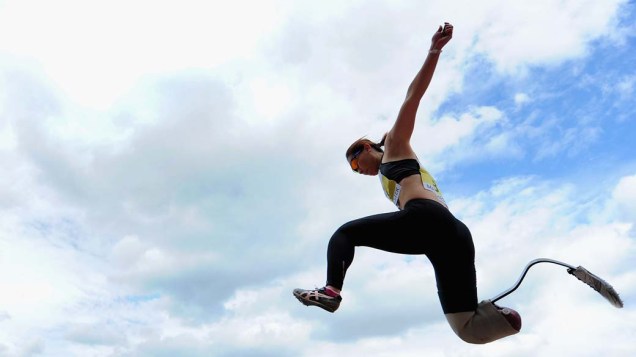 Em Manchester, Inglaterra, a atleta japonesa Maya Nakanishi participa da prova F44/46 de salto em longa distância, na Copa do Mundo Paraolímpica