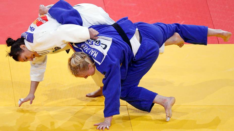 Com três ippon, a brasileira Mayra Aguiar (branco) ganha medelha de bronze no Mundial de Judô de Paris - 26/08/2011