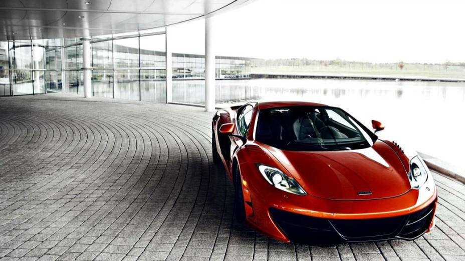 Apenas cinco unidades do esportivo McLaren MP4-12C High Sports foram produzidas: motor V8 3.8 litros, twinturbo e mais de 600 cv