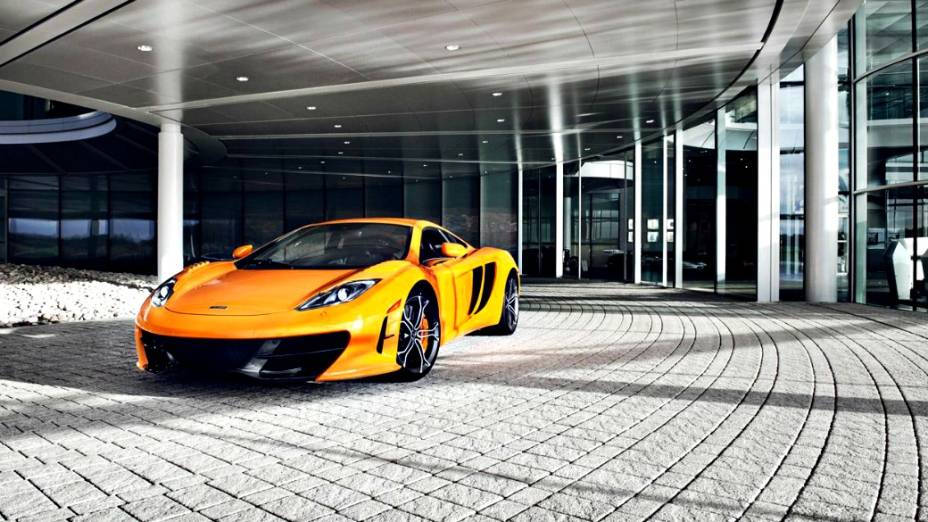 Apenas cinco unidades do esportivo McLaren MP4-12C High Sports foram produzidas: motor V8 3.8 litros, twinturbo e mais de 600 cv