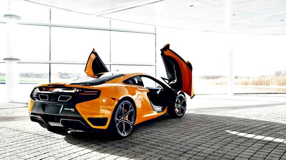 Apenas cinco unidades do esportivo McLaren MP4-12C High Sports foram produzidas: motor V8 3.8 litros, twinturbo e mais de 600 cv