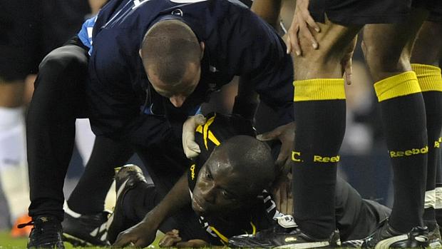 Fabrice Muamba, do inglês Bolton, passou mal em campo, mas os médicos conseguiram reanimá-lo