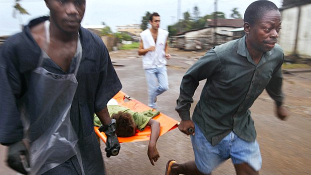 Profissionais da ONG Médicos Sem Fronteiras correm para atender ferido