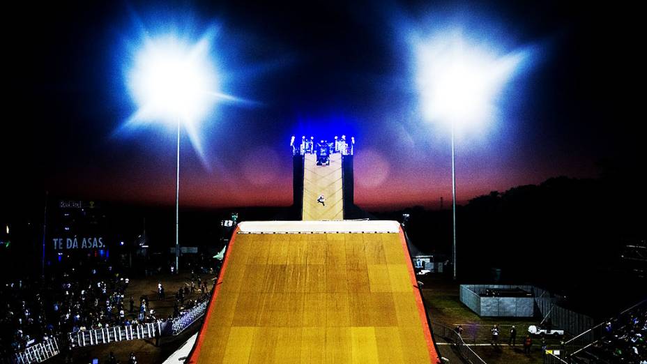 Competidores do mega rampa no X-Games Foz do Iguaçu, na noite desta quinta-feira (18)