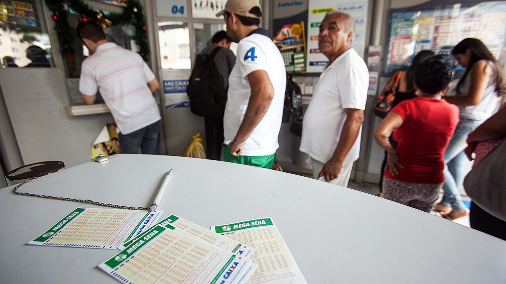 Apostadores da Mega Sena da Virada fazem fila em uma casa lotérica, no bairro de Santa Cecília, em São Paulo
