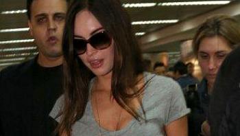 Megan Fox chega ao aeroporto de Guarulhos