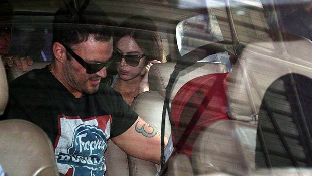 Megan Fox desembarca em São Paulo com o marido, o ator Brian Austin Green, e o filho, de três meses
