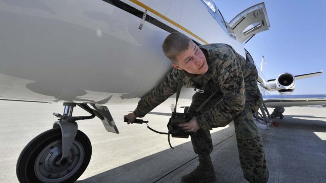 Militar americano verifica os níveis de radiação em um jato após sua chegada no aeroporto de Sendai, Japão