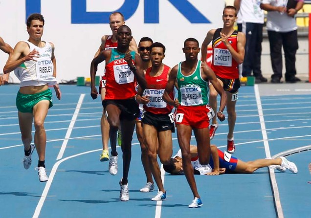 O francês Mehdi Baala cai durante a prova dos 1.500 metros no Mundial de Atletismo em Daegu, Coreia do Sul