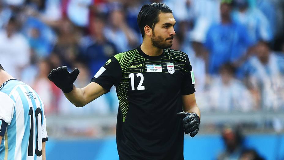 O goleiro Alireza Haghighi, do irã, durante o jogo contra a Argentina