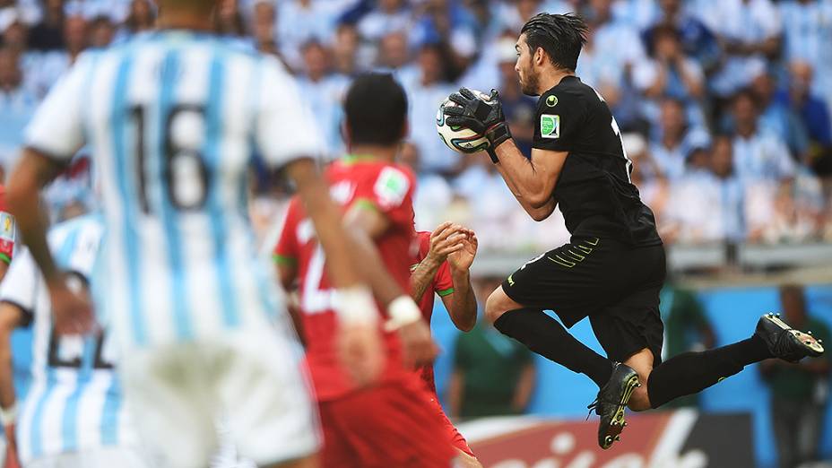 O goleiro Alireza Haghighi, do irã, durante o jogo contra a Argentina